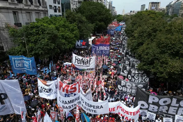 Membros de organizações sociais se reúnem em frente ao Ministério de Capital Humano para protestar contra o governo do presidente Javier Milei, em Buenos Aires (AFP Photo)