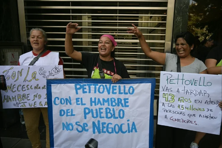 Manifestantes fazem fila para serem recebidos pela ministra do Capital Humano da Argentina, Sandra Pettovello, durante um protesto chamado 'Fila da Fome', em Buenos Aires (AFP Photo)