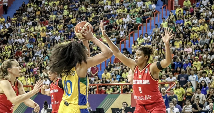 Último colocado do torneio com três derrotas em três jogos, o time feminino de basquete do Brasil está fora pela segunda Olimpíada consecutiva (Reprodução: CBB)