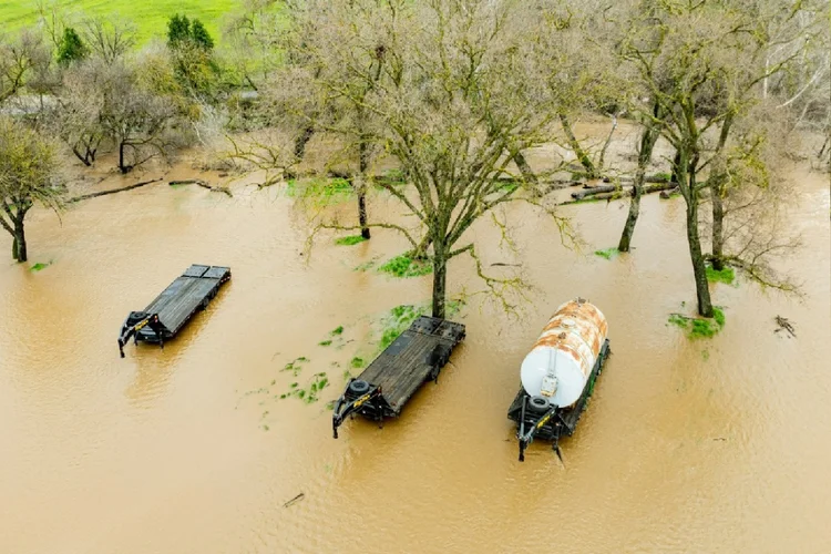 Vista aérea de trailers cobertos por água em um campo inundado em Petaluma, Califórnia, oeste dos EUA, em 4 de fevereiro de 2024 (AFP Photo)