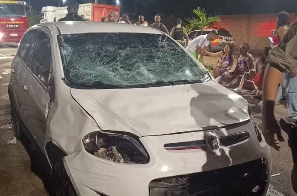 Carro desgovernado invade desfile de carnaval e deixa 30 feridos em MG