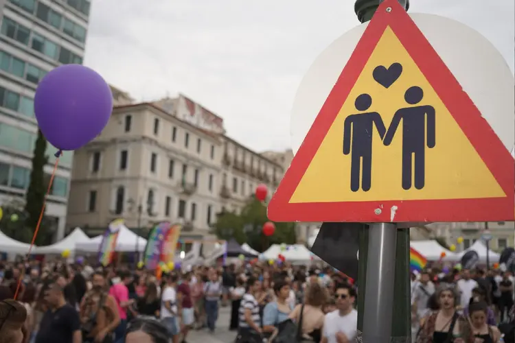 Manifestantes celebram legalização da união homoafetiva nas ruas de Atenas, na Grécia (Menelaos Myrillas/Getty Images)