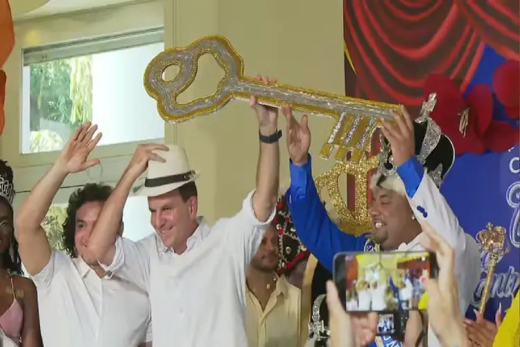 O prefeito Eduardo Paes entrega a chave da cidade para o Rei Momo e dá o início ao Carnaval com desfile preparado por Milton Cunha nos jardins do Palácio da Cidade (Redes Sociais/Reprodução)