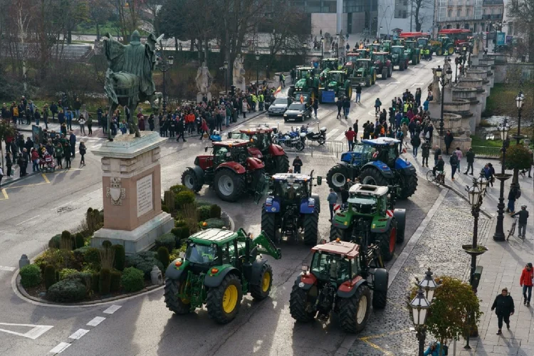 Tratores paralizaram as estradas de muitas regiões, incluindo a cidade de Burgos, no norte (AFP Photo)