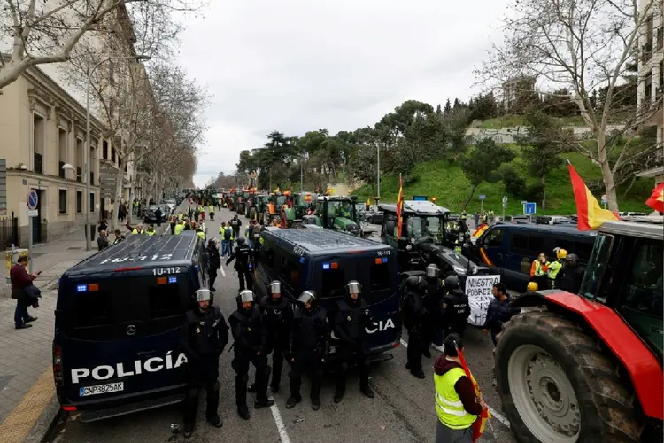 Manifestantes com tratores durante um protesto de agricultores, em frente ao Ministério da Agricultura, em Madri (Valentin Bontemps/AFP Photo)