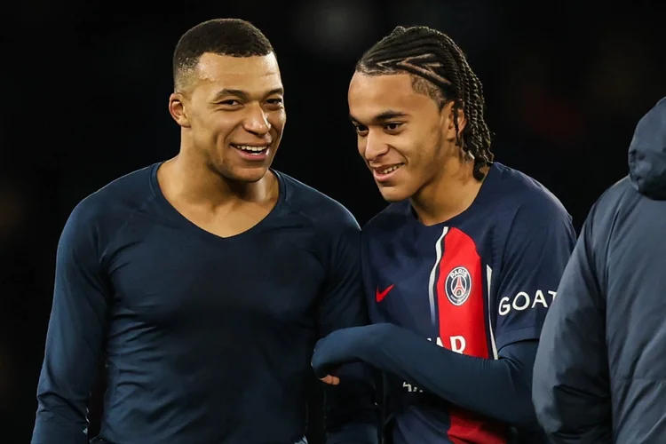 Kylian Mbappé ao lado irmão Ethan Mbappé ( Ibrahim Ezzat/NurPhoto/Getty Images)