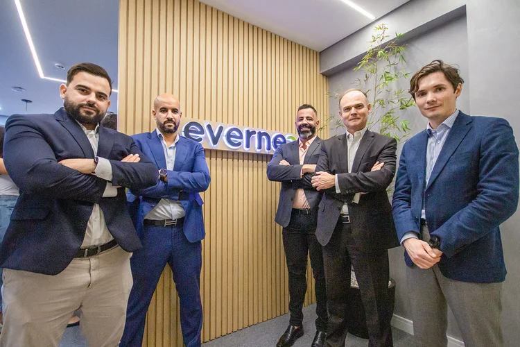 Rennan Serrano,  ⁠Mohamed Bella, ⁠Stanislas Pilot e ⁠Thibault Duriez, da Evernex, e Adriano Marcelo Pires (centro), CEO da Maminfo: aquisição garante crescimento de receitas no Brasil (Evernex/Divulgação)