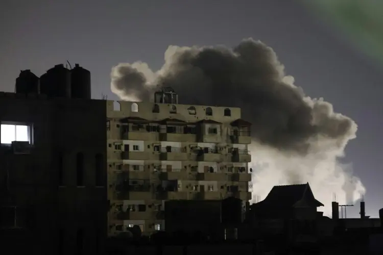 Coluna de fumaça na cidade de Rafah, na Faixa de Gaza, após bombardeio do Exército israelense em 3 de fevereiro de 2024 (Adel ZAANOUN com Didier LAURAS em Jerusalém/AFP)