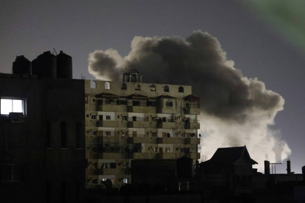 Israel lança novos ataques a Gaza em meio a negociações para trégua