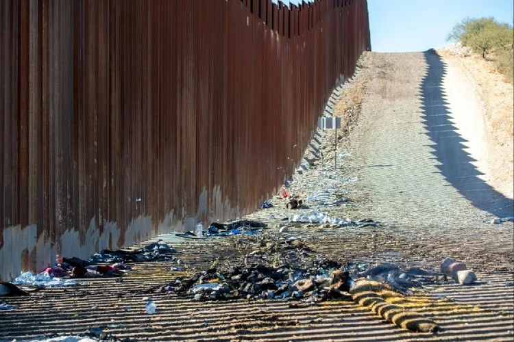 Cinzas de um fogo perto do muro da fronteira entre Estados Unidos e México em Sasabe, Arizona, 5 de dezembro de 2023 (Eva Rodriguez Lorenzo/AFP Photo)