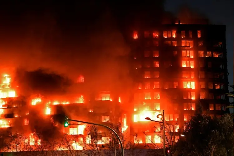 Incêndio consome prédio residencial em Valência, Espanha, em 22 de fevereiro de 2024 (AFP Photo)