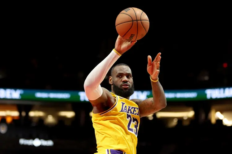 Lebron: no confronto diante do Warriors, James como o maior cestinha do basquete, superando o brasileiro Oscar Schmidt (Steph Chambers/Getty Images)