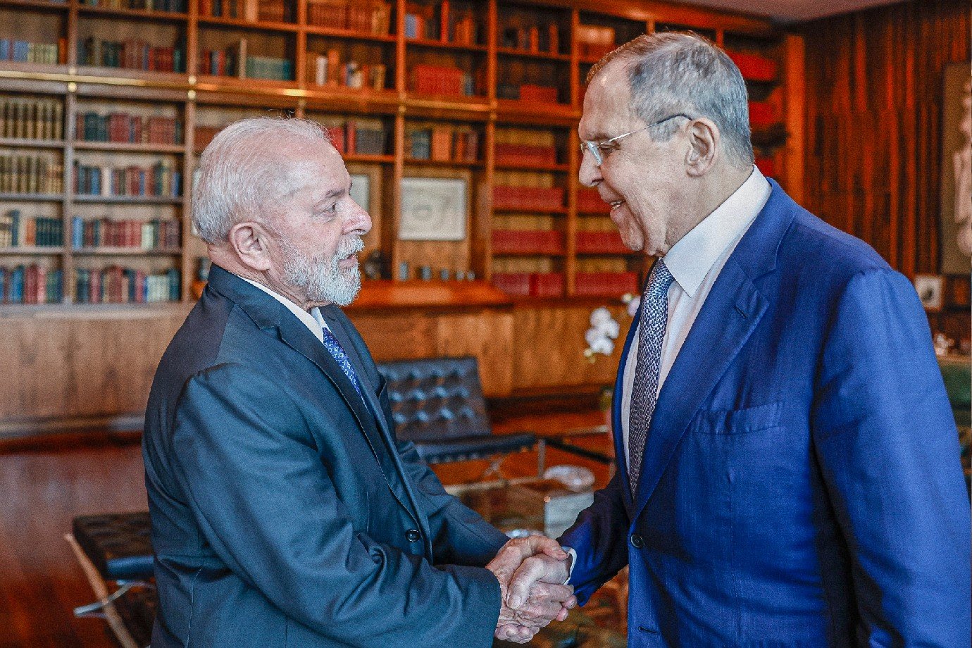 Lula reitera a chanceler russo disposição do Brasil de colaborar para um acordo de paz na Ucrânia