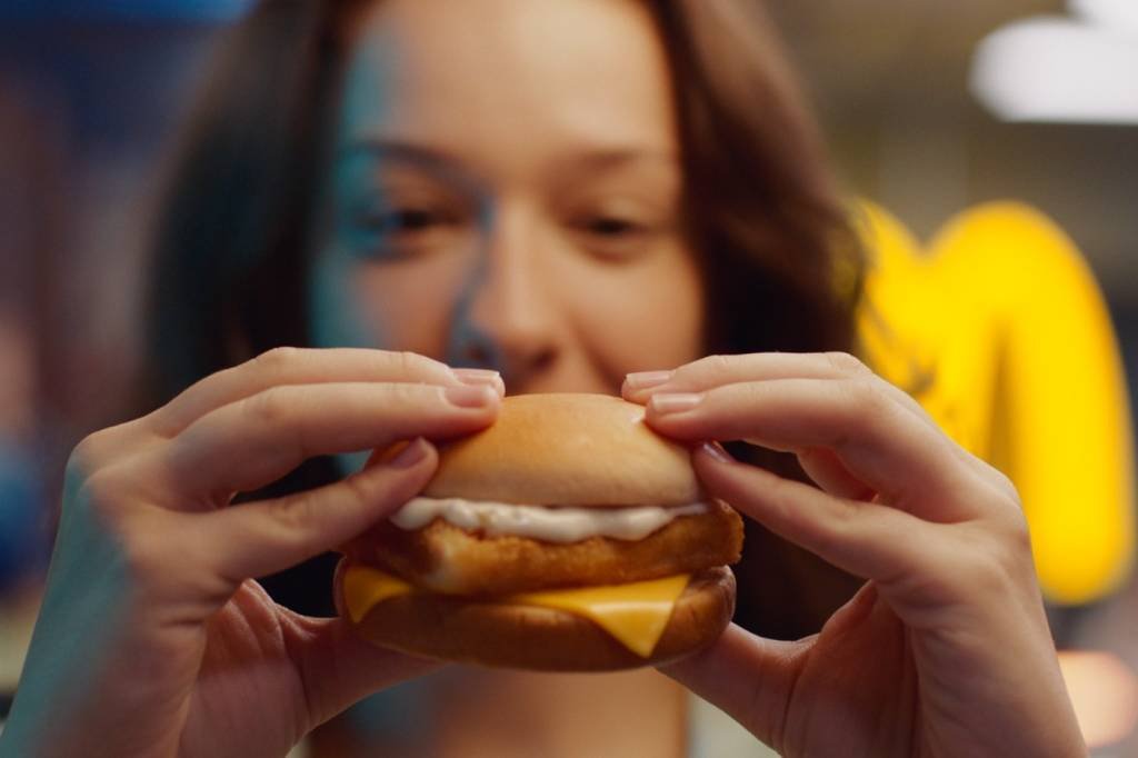 McDonald's inicia hoje venda oficial do McFish em todo o Brasil (e nós já provamos)