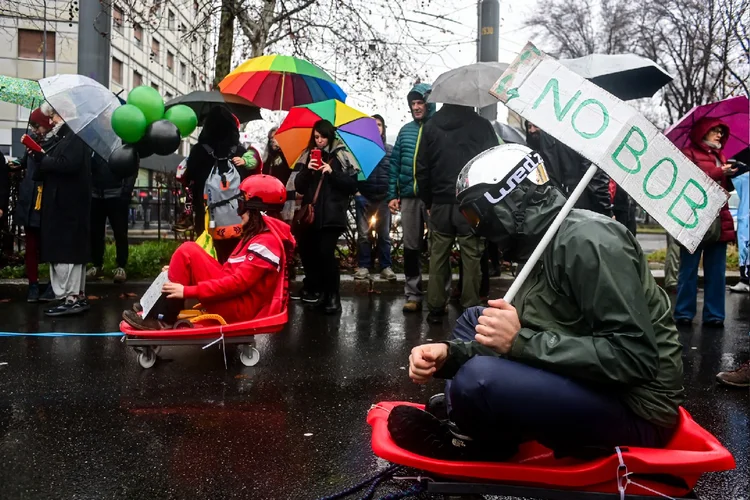 Manifestantes vão às ruas de Milão protesta contra os Jogos de Inverno 2026  (Pierro Cruciatti/Getty Images)