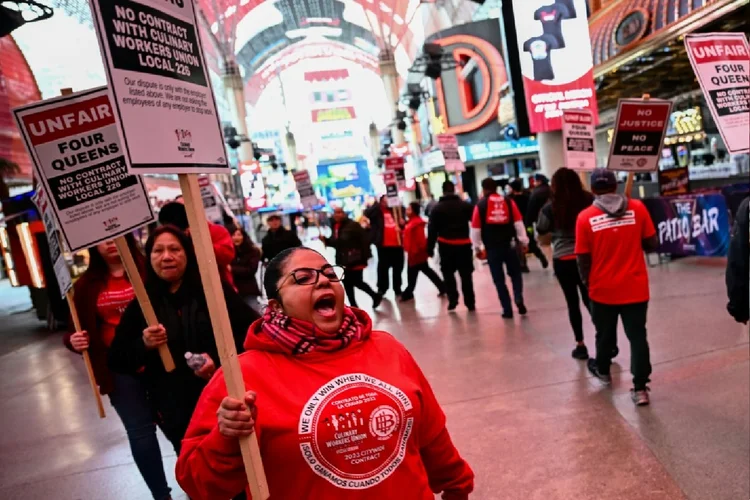 Protesto em frente ao cassino Four Queens, em Las Vegas, Nevada, em 2 de fevereiro de 2024 (Paula Ramon/AFP Photo)