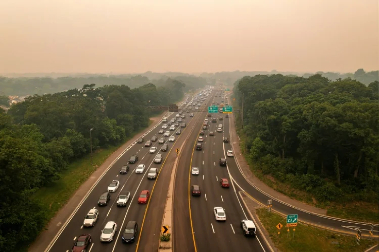 Rodovia Southern State Parkway envolta em uma densa neblina causada por incêndios florestais no Canadá em 7 de junho de 2023, em Merrick, Nova York (Issam Ahmed/AFP Photo)