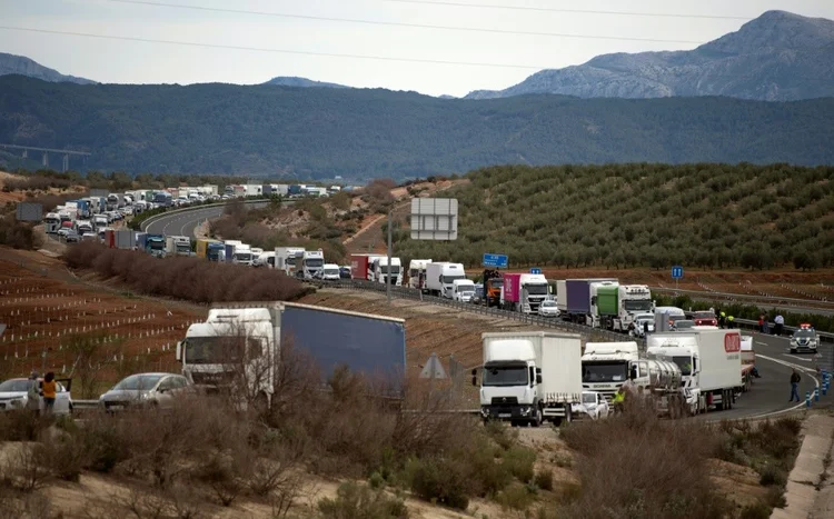 O engarrafamento da rodovia A-45, que passa pela cidade espanhola de Antequera, bloqueada por agricultores (AFP)