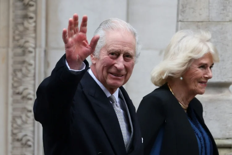 O rei Charles III deixa a London Clinic acompanhado pela Rainha Camilla, em 29 de janeiro de 2024, em Londres (AFP Photo)