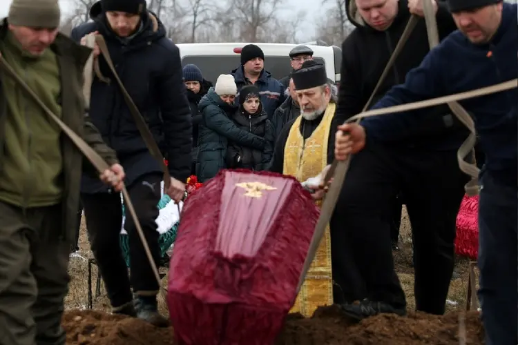 Familiares e amigos comparecem ao funeral de três pessoas em Kramatorsk, região de Donetsk (leste da Ucrânia), em 22 de fevereiro de 2024 (AFP Photo)