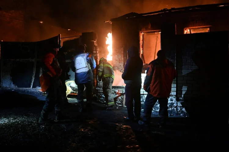 Bombeiros e equipes de resgate no local de ataque de drone russo em Kharkiv, em 10 de fevereiro de 2024, na Ucrânia (Oleksandr Yanovsky/AFP Photo)