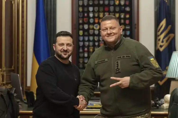 O presidente ucraniano, Volodymyr Zelensky, e o ex-comandante-em-chefe das Forças Armadas, Valeriy Zalujny (Presidência da Ucrânia/Divulgação)