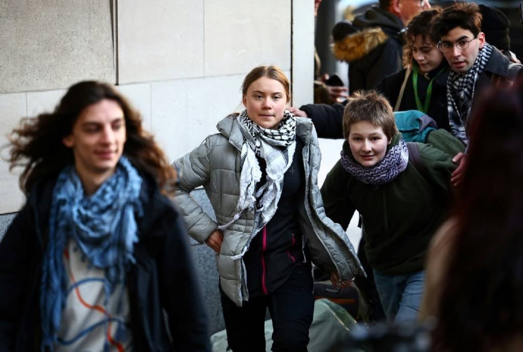 Acusada de desobedecer a polícia, Greta Thunberg é julgada em Londres