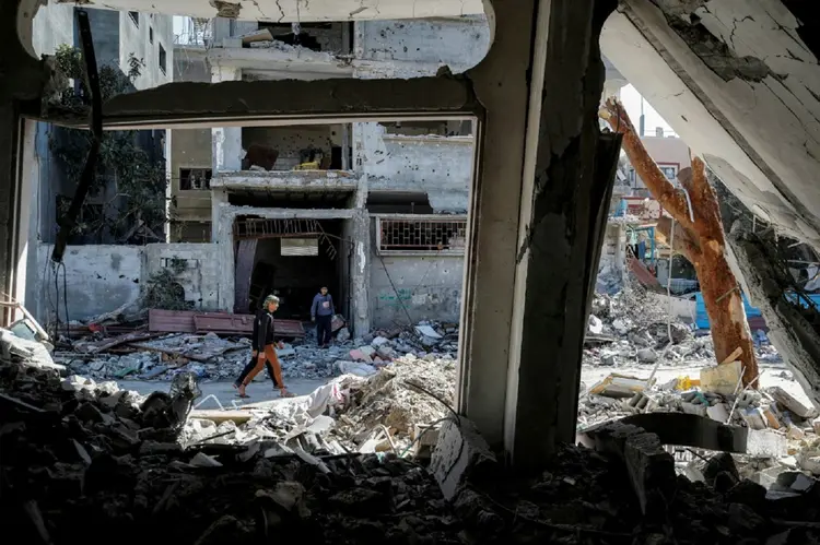Gaza: Vários palestinos relataram bombardeios israelenses noturnos no centro e sul de Gaza, em particular em Khan Yunis