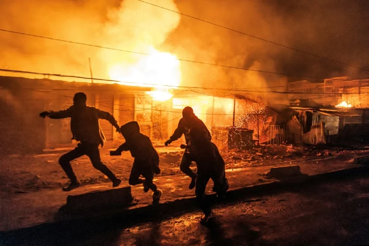Quênia: Várias unidades dos bombeiros foram mobilizadas para combater as chamas, que provocaram grandes colunas de fumaça (AFP/AFP Photo)