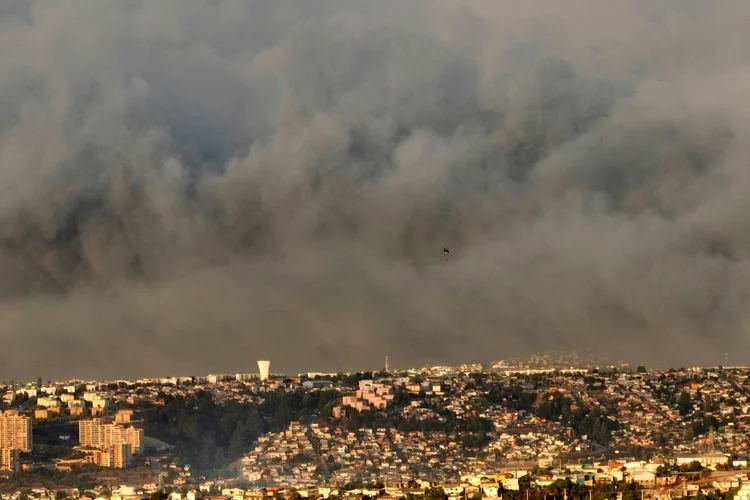 Nuvem provocada pelos incêndios florestais em Viña del Mar, no Chile, em 2 de fevereiro de 2024 (AFP)