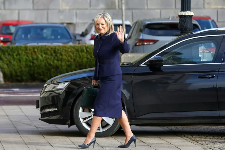 Michelle O'Neill, ministra principal designada da Irlanda do Norte, do partido Sinn Fein, chega ao Parlamento, em Stormont, em 3 de fevereiro de 2024 (Peter Murphy/AFP)