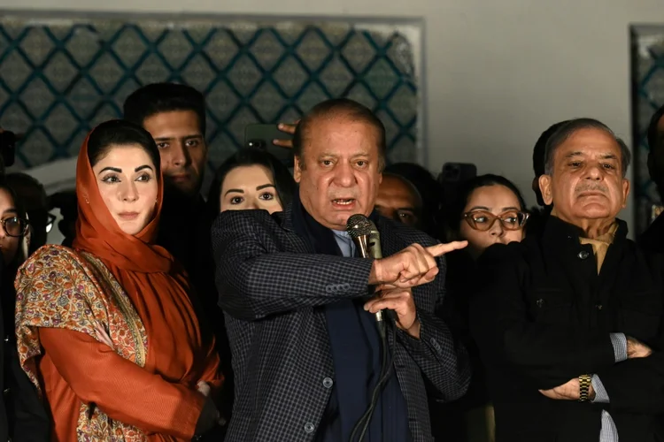 O líder da Liga Muçulmana do Paquistão e três vezes primeiro-ministro, Nawaz Sharif (centro), procurou outros partidos para formar um governo de coalizão (AFP/AFP Photo)