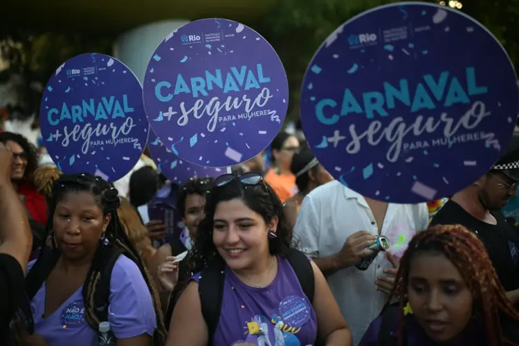 Campanha por um carnaval mais seguro para as mulheres durante desfile do grupo Loucura Suburbana no Rio (AFP/AFP Photo)