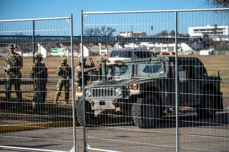 Texas: Em Eagle Pass, as tropas do Texas assumiram no mês passado o controle do Parque Shelby, que tem uma rampa de acesso ao rio (AFP/AFP Photo)