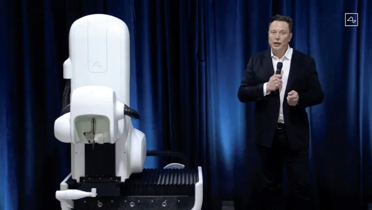 A Neuralink, criada por Elon Musk, desenvolveu um equipamento de cirurgia robótica como parte de seu trabalho para conectar cérebros a computadores (AFP Photo)