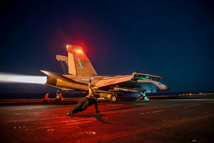 Foto divulgada pelo Comando Central Americano em 24 de fevereiro de 2024 mostra um avião-caça prestes a decolar do porta-aviões USS Eisenhower, no Mar Vermelho, durante operações contra alvos dos rebeldes huthis, no Iêmen (AFP/AFP)