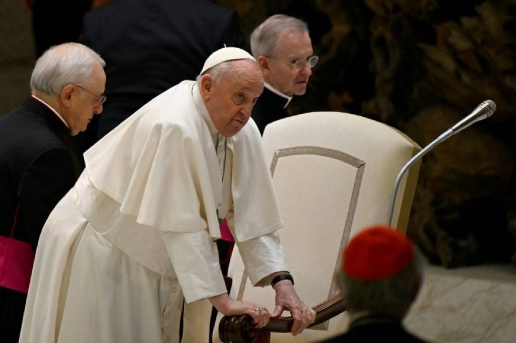 Papa Francisco, gripado, passa por exames em hospital de Roma