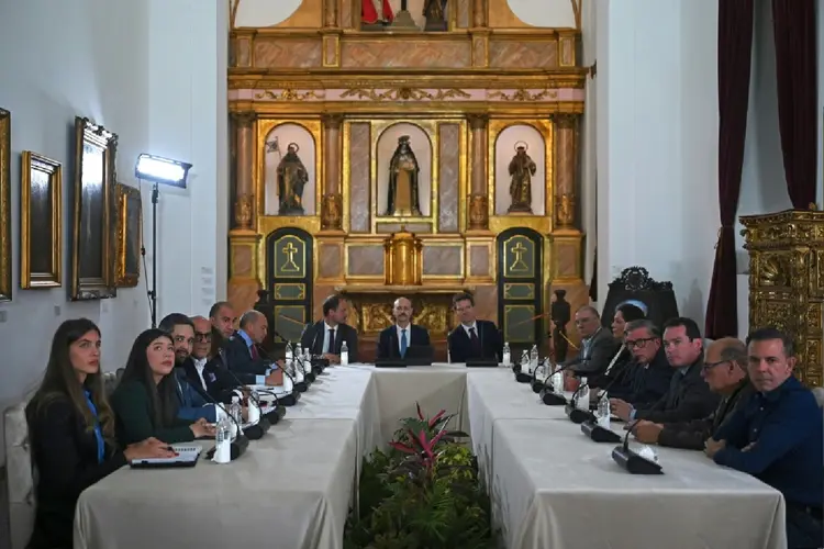 Delegados do governo e da oposição da Venezuela junto com mediadores noruegueses, em Caracas (AFP Photo)