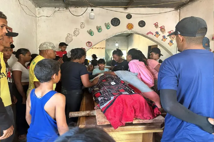 Familiares choram a morte de mineiros no desabamento de uma mina ilegal em La Paragua, Bolívia (AFP Photo)
