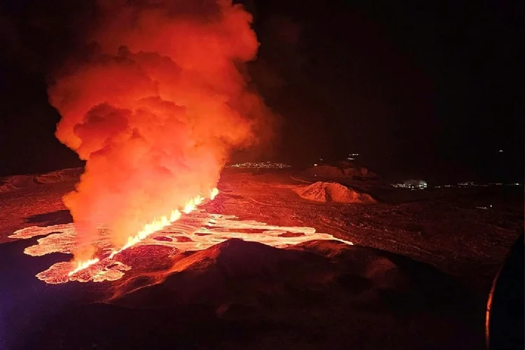 Erupção vulcânica em uma fissura nos arredores de Grindavik, na península islandesa de Reykjanes, em 8 de fevereiro de 2024 (AFP Photo)