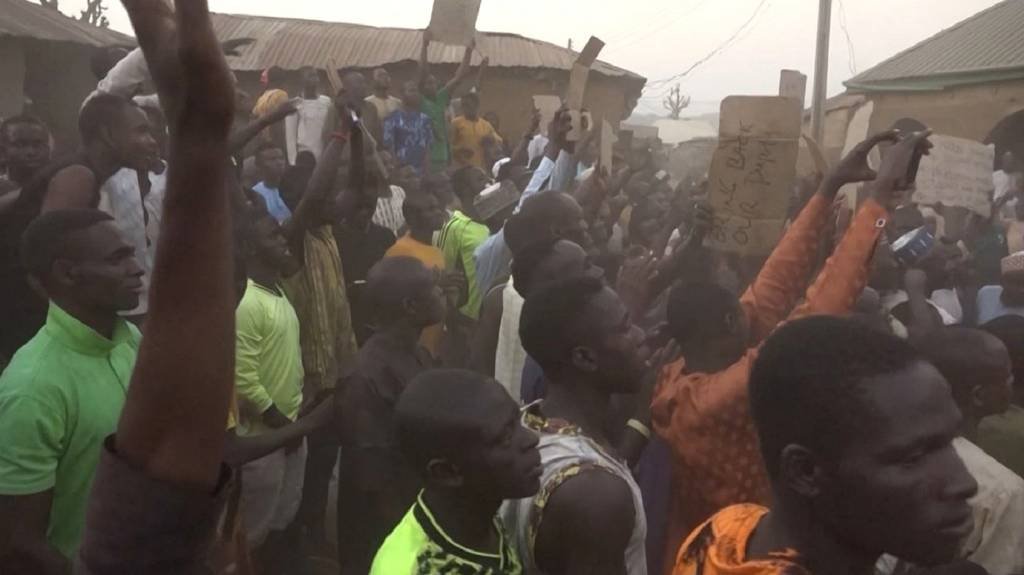 Homens armados sequestram mais de 280 alunos de escola no noroeste da Nigéria
