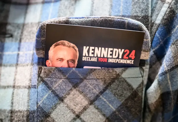 Homem carrega item com adesivo de campanha de Robert Kennedy em evento em Oakland (Josh Edelson/AFP)