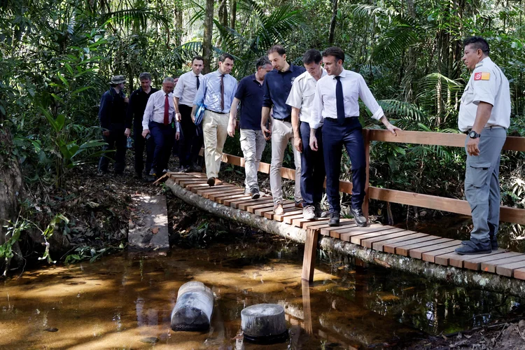 Macron na Guiana: presidente francês prometeu apresentar planos para potencializar a agricultura e a pesca neste território (Ludovic MARIN/AFP)