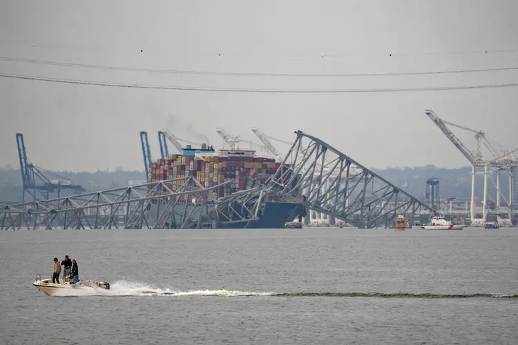 A ponte Francis Scott Key caída sobre o cargueiro Dali, em Baltimore, EUA, em 30 de março de 2024