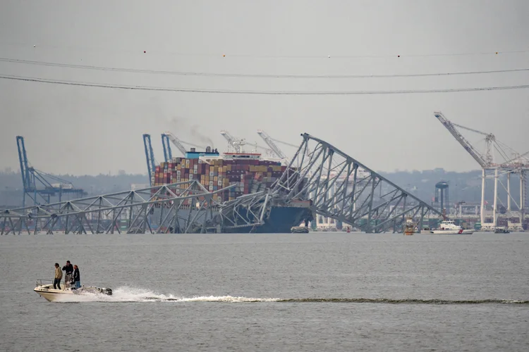 A ponte Francis Scott Key caída sobre o cargueiro Dali, em Baltimore, EUA, em 30 de março de 2024