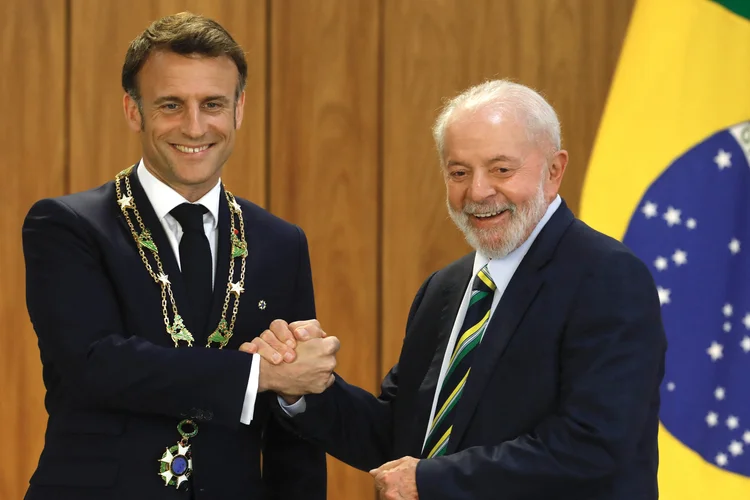 O presidente francês, Emmanuel Macron, e o presidente Lula, durante reunião em Brasíia (Sergio Lima/AFP)