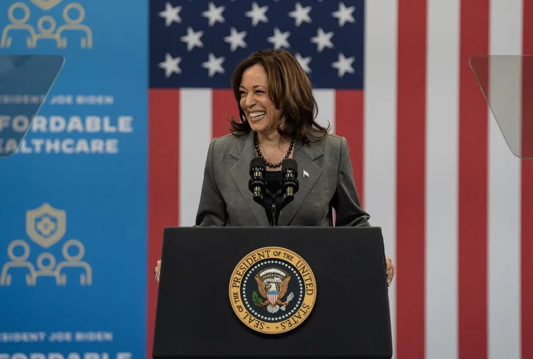 Kamala Harris: é a primeira mulher e a primeira pessoa negra a ocupar o cargo, e, além de Biden, recebeu endosso do ex-presidente Bill Clinton e a ex-secretária de Estado Hillary Clinton (Eris Hoagland/AFP)