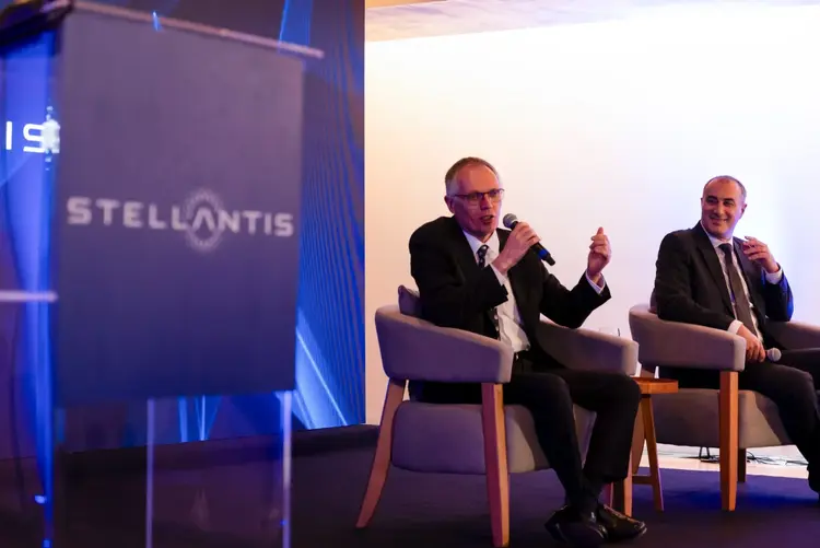Emanuele Cappellano e Carlos Tavares, da Stellantis: marca é líder de mercado no Brasil, com 21,4% de participação  (Stellantis/Divulgação)