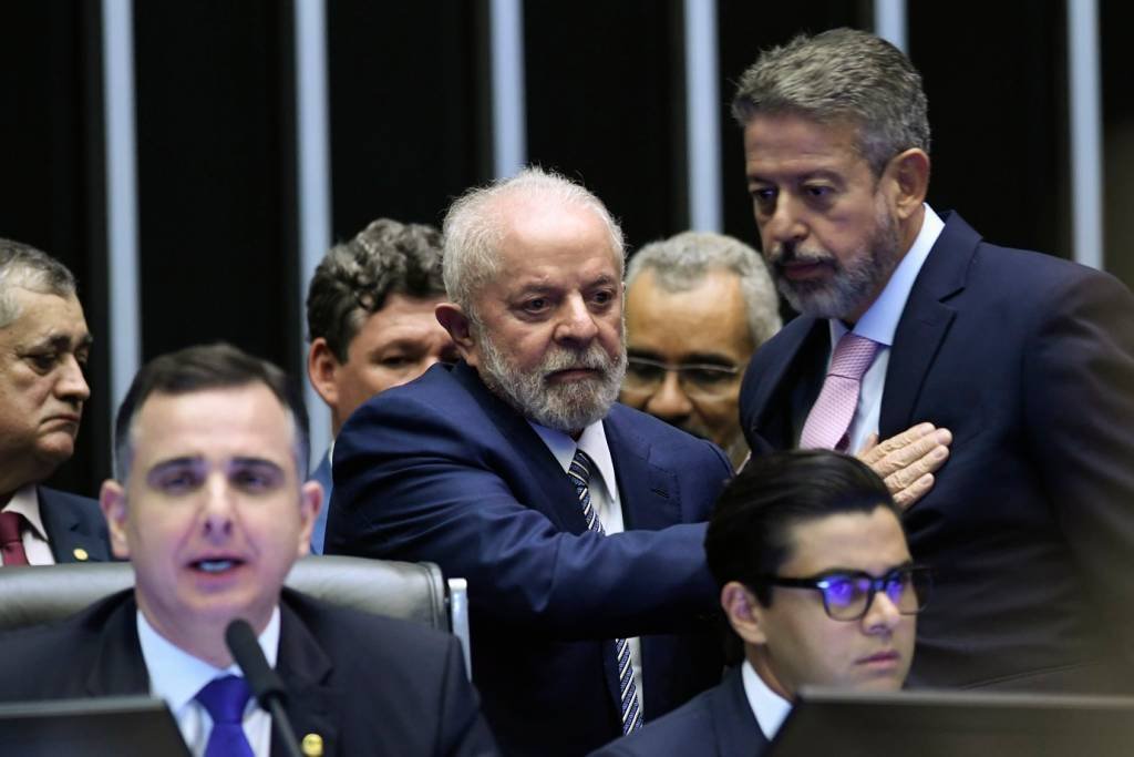 Lula opta por 'distanciamento vigiado' da sucessão de Lira