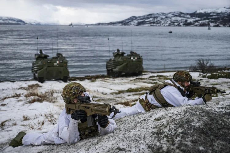 Soldados italianos durante exercícios simulados perto de Sorstraumen, no Ártico norueguês, em 10 de março de 2024 (Max Delany/AFP Photo)